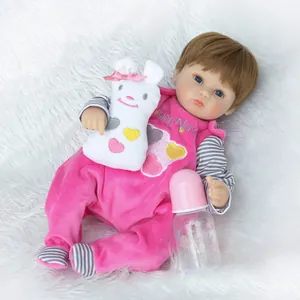Bambola reborn realistica in pagliaccetto di velluto rosa con peluche a coniglio e biberon