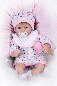 Poupée reborn réaliste avec cheveux bruns, tenue cœur rose, sucette et biberon