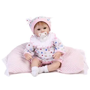 Poupée réaliste bébé Reborn en tenue rose avec imprimé cœur, sucette et coussin