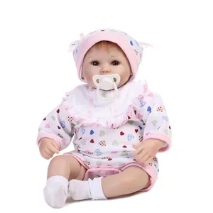 Vue détaillée de poupée Reborn réaliste avec tenue rose à cœurs et sucette magnétique