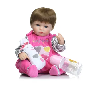 Bambola realistica in silicone con tutina in velluto rosa, coniglio di peluche e biberon