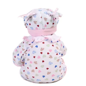 Vue détaillée du dos d'une poupée bébé en grenouillère blanche aux motifs de cœurs colorés