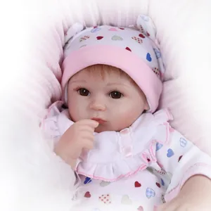 Poupée Reborn Réaliste en Silicone Souple Corps en Tissu Nouveau-Né Réaliste Avec Ensemble de Vêtements Imprimés Cœur pour Filles Cadeau Enfants