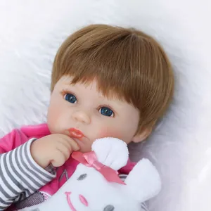Bambola reborn realistica con capelli castani e occhi blu che tiene un peluche
