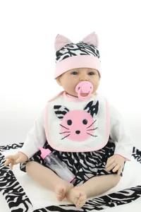 Coffret poupée bébé réaliste avec bonnet à oreilles, bavoir et accessoires de soin