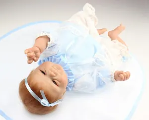 Détails de la poupée Reborn avec robe en dentelle bleu clair et bandeau à nœud rose