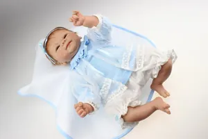 Détails réalistes d'une poupée reborn faite main avec tenue en dentelle bleue