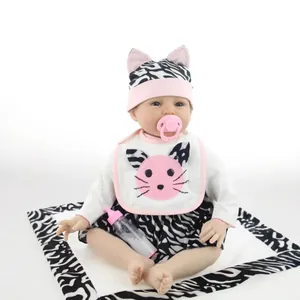 Poupée Reborn Réaliste Membres en Silicone Souple Corps en Tissu Cheveux en Mohair Faits à la Main Tenue de Chat Tétine Magnétique Cadeau