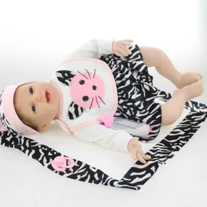 Poupée réaliste reborn avec tenue rose, biberon et sucette sur fond blanc épuré