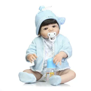 Bambola Reborn realistica in completo di maglia blu con cappellino e biberon