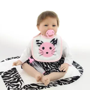 Poupée bébé reborn réaliste avec cheveux bruns, tétine, biberon et tenue zébrée