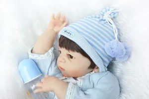 Bambola reborn realistica in maglia blu con berretto coordinato e accessorio biberon