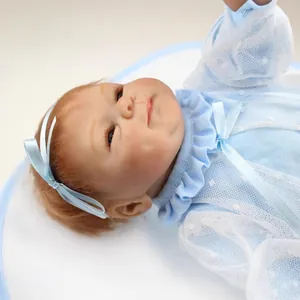 Poupée Reborn Réaliste Bébé Fille en Silicone Souple avec Tenue en Dentelle Bleu Clair et Bandeau à Nœud