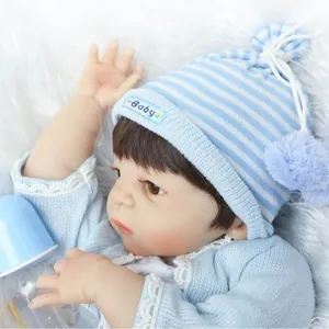 Bambola Reborn realistica con vestito in maglia azzurra su sfondo di pelliccia sintetica bianca
