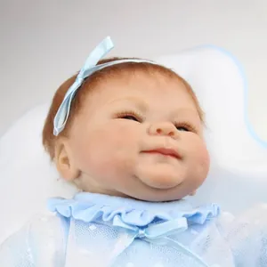 Poupée bébé Reborn réaliste avec bandeau bleu à nœud et tenue à pois élégante