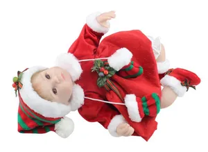 Dettaglio della bambola di Natale in abito di velluto rosso con bordo in ecopelliccia