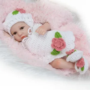 Poupée Reborn Réaliste en Silicone Complet Jouet de Bain Imperméable Pour Enfants Avec Tenue Crochetée Blanche Florale