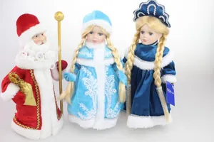 Detailaufnahme von Weihnachts- und Snegurotschka-Puppen aus Keramik mit Samtkleidung