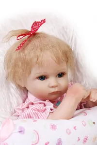Primer plano de una muñeca reborn realista con rizos rubios y ojos azules detallados