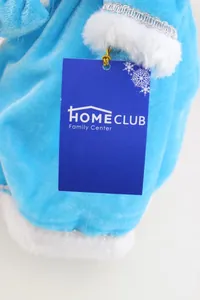 Detailansicht der blauen Samtpuppenkleidung mit weißem Kunstpelz und silberner Spitze