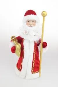 Detail der Weihnachtsmann-Figur in rotem Samt mit goldenem Stab und Geschenksack