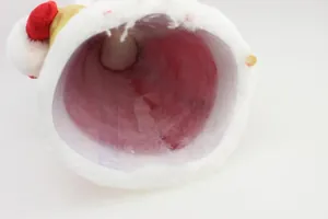 Innenansicht der kegelförmigen Weihnachts-Plüschpuppe mit rotem Netzfutter und Stütze