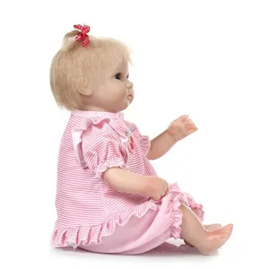 Detalle de perfil de muñeca reborn realista con conjunto a rayas rosas y lazo rojo