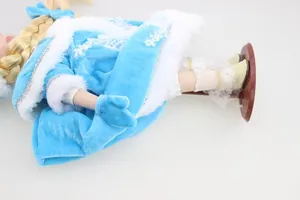 Detail der Schnee-Prinzessin Keramikpuppe im blauen Samtgewand mit weißem Kunstpelz