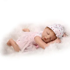 Bambola realistica che dorme in vestito di pizzo rosa su morbido tappeto di peluche bianco