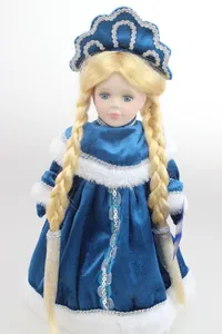 Detail einer Porzellan-Schneeprinzessin-Puppe mit blauem Samtkleid und weißem Kunstpelz