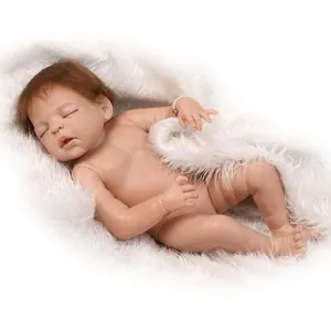 Bambola reborn realistica con capelli castani e braccialetto di perle su tappeto