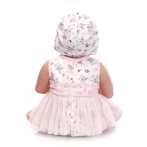 Vista posteriore dettagliata della bambola realistica con tutù rosa e cappellino