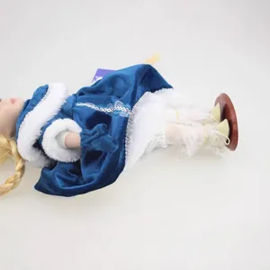 Sammlerpuppe aus Keramik im blauen Samtkleid mit Kunstpelzbesatz auf Ausstellungsbasis