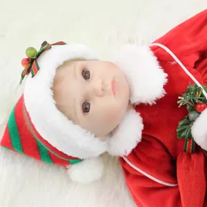 Bambola Reborn realistica in abito natalizio di velluto rosso con cappello festivo