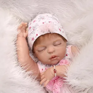 Bambola reborn realistica con vestito floreale e cappello su sfondo di pelliccia