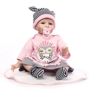 Poupée bébé reborn réaliste avec sweat rose et bonnet rayé et une sucette magnétique