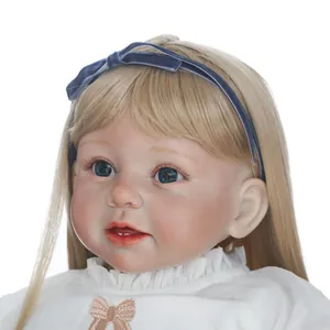 Realistische Reborn-Puppe mit blonden Haaren, blauen Augen und weißem Rüschenoberteil