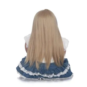 Realistische Reborn Kleinkindpuppe mit langen blonden Haaren im Jeansrock und weißem Top