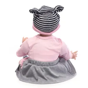 Vue arrière de poupée réaliste avec bonnet oreilles d'animaux et robe rose à manches