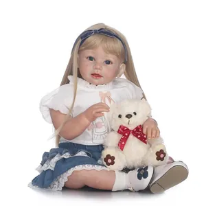 Realistische Reborn-Kleinkindpuppe mit blondem Haar, Jeansrock und kleinem Teddybär