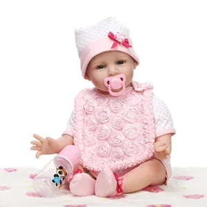Bambola reborn realistica con completo a pois rosa, cappellino, biberon e ciuccio incluso
