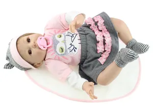 Détail de la poupée bébé réaliste avec tenue de hibou rose et accessoires de sommeil