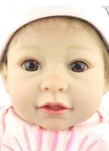 Gros plan d'une poupée reborn réaliste avec texture de peau et yeux marron