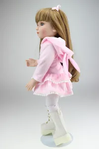 Dettaglio della bambola snodabile con vestito rosa con orecchie da coniglio e capelli