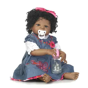 Realistische Reborn Babypuppe Afroamerikanisch Dunkle Haut Weiches Silikon Gewichteter Körper Mit Lockigem Haar Jeans Blumenkleid Stirnband Flasche Schnuller Spielzeug
