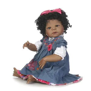 Lebensechte dunkelhäutige Babypuppe mit Locken und besticktem Jeanskleid