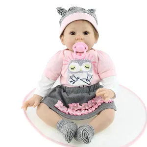 Poupée Bébé Reborn Réaliste 55 cm Membres en Silicone Souple Corps en Coton Nouveau-Né Réaliste Avec Tenue de Hibou