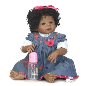 Detaillierte Makroaufnahme einer realistischen schwarzen Babypuppe mit lockigem Haar