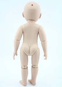 Vista dettagliata del corpo della bambola BJD con articolazioni mobili e pelle opaca