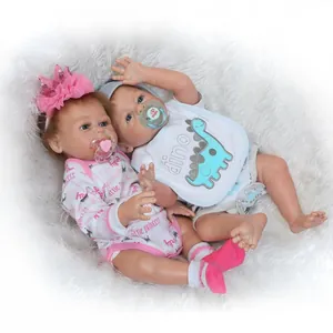 Realistisches Reborn-Puppenset mit Prinzessin- und Dino-Outfits auf Plüschhintergrund
